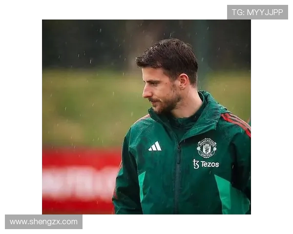 马奎尔:球员应远离社交媒体 力争将曼联带回巅峰位置 马奎尔:球员应远离社交媒体 力争将曼联带回巅峰位置